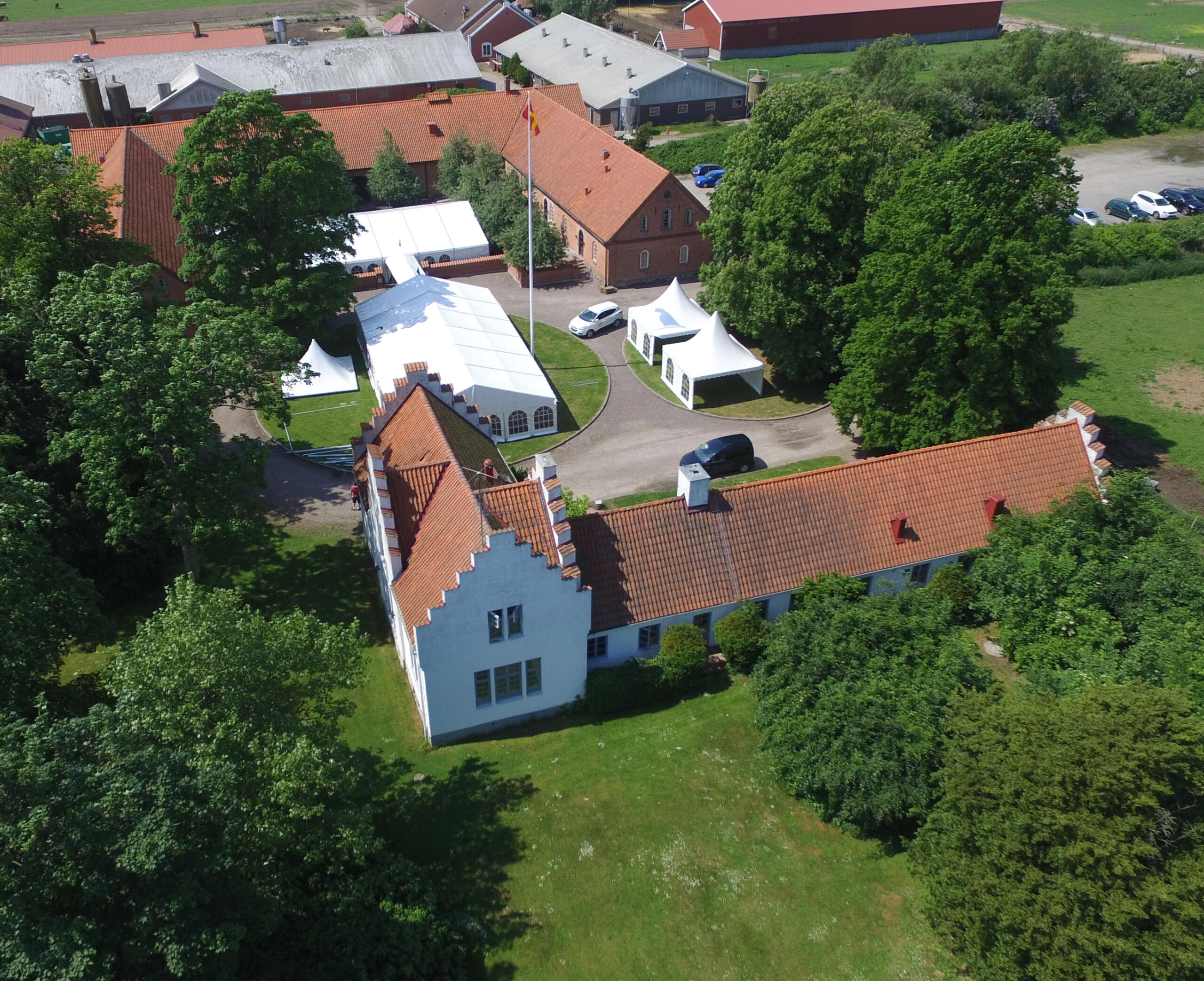 Hyr tält och möbler i Vellinge hos Vellinge Tältuthyrning. Vi levererar och transporterar till bra priset.